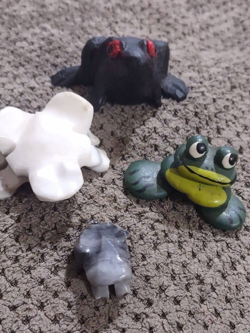 Artistan Soap Stone & Clay Frogs Lot of 4